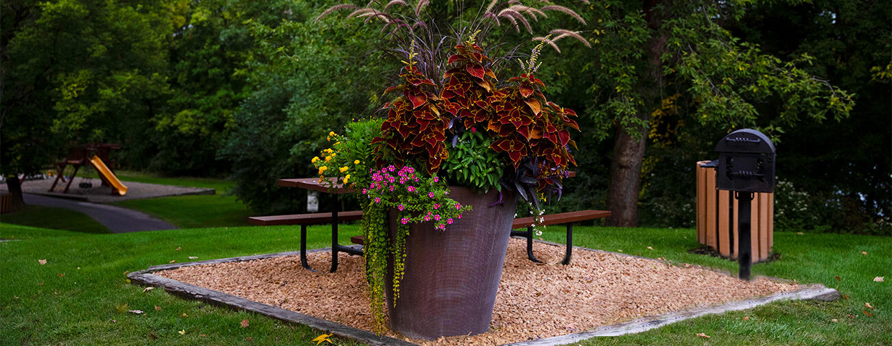 Lush landscaping at Salem Green apartments in Inver Grove Heights MN