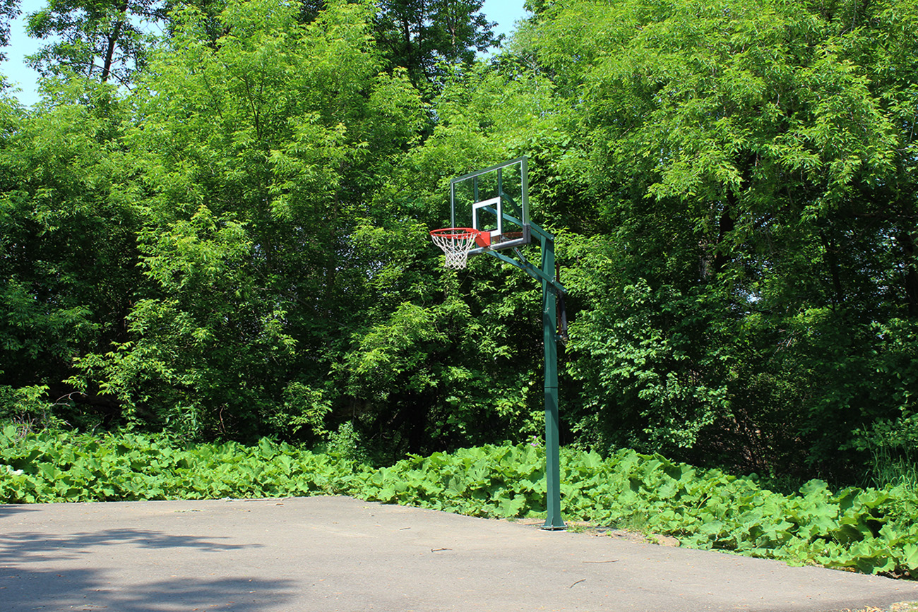 Private basketball free-throw court at Salem Green apartment rentals in Inver Grove Heights, MN